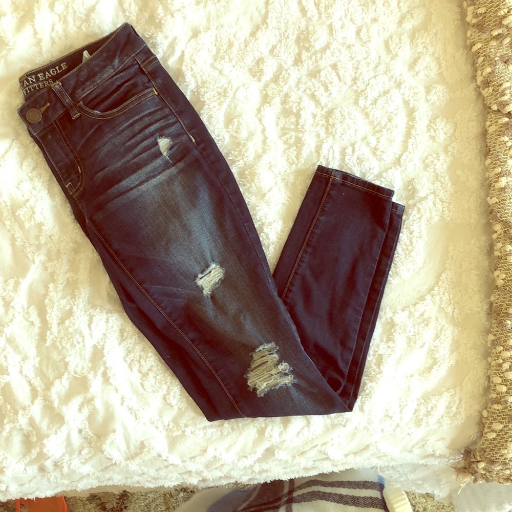 Super Cute Dark Wash Distressed AE Jegging!